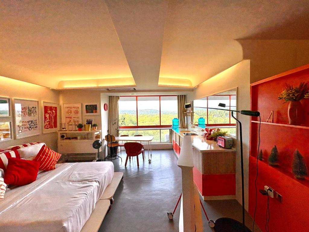 Postel nebo postele na pokoji v ubytování The Urban Palette - Candolim Studio Apartment with Balcony and Mangrove Views