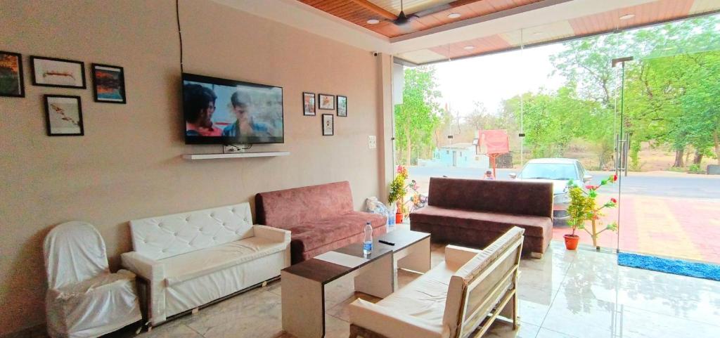 Khu vực ghế ngồi tại Shri Nivasa Inn