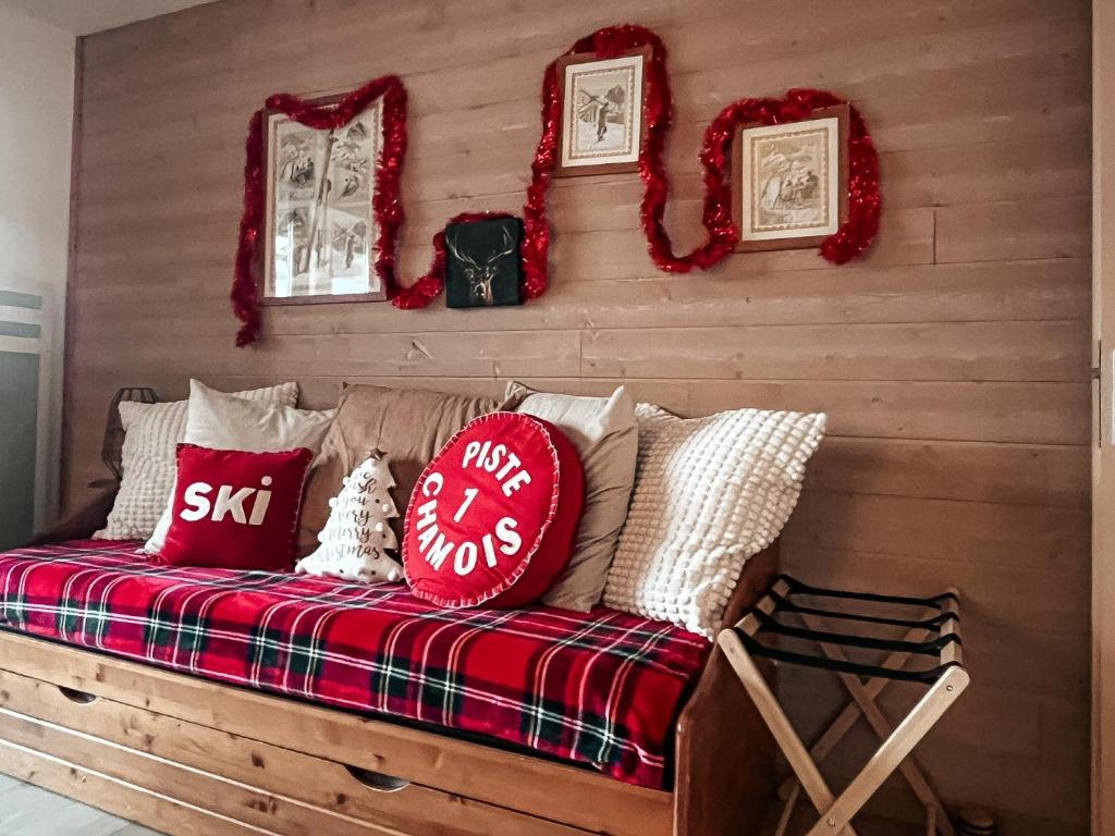 レ・ザングルにあるYci 66, séjour 4 pers aux Anglesの部屋にある枕が置かれたソファ