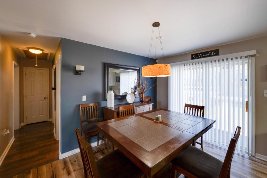 Khu vực ghế ngồi tại Walk to Dtwn Milton Spacious Family Home with Yard