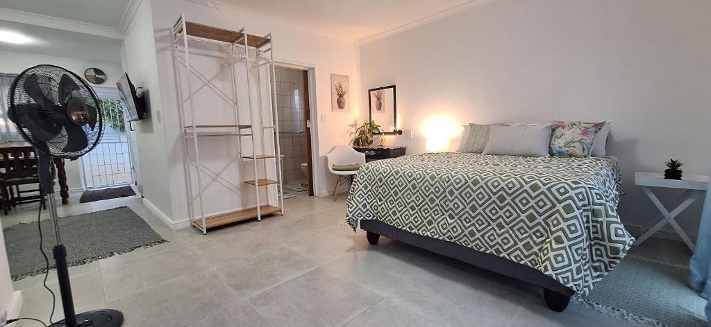 Cape TownGrey Vine Cottage - Flatlet的一间卧室配有一张床和一个风扇