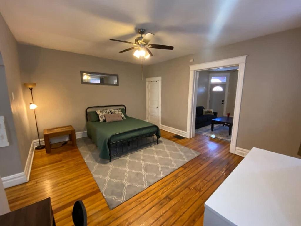 Postel nebo postele na pokoji v ubytování Pet Friendly 1BR St Louis Apartment w Laundry Yard