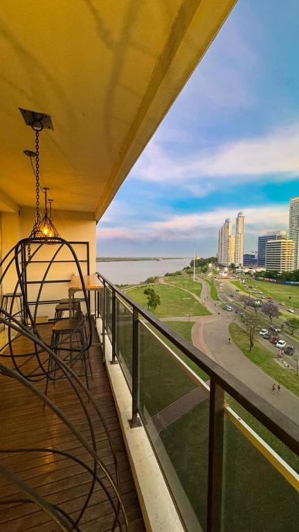 uma varanda com uma mesa e vista para uma cidade em Puerto Norte em Rosário