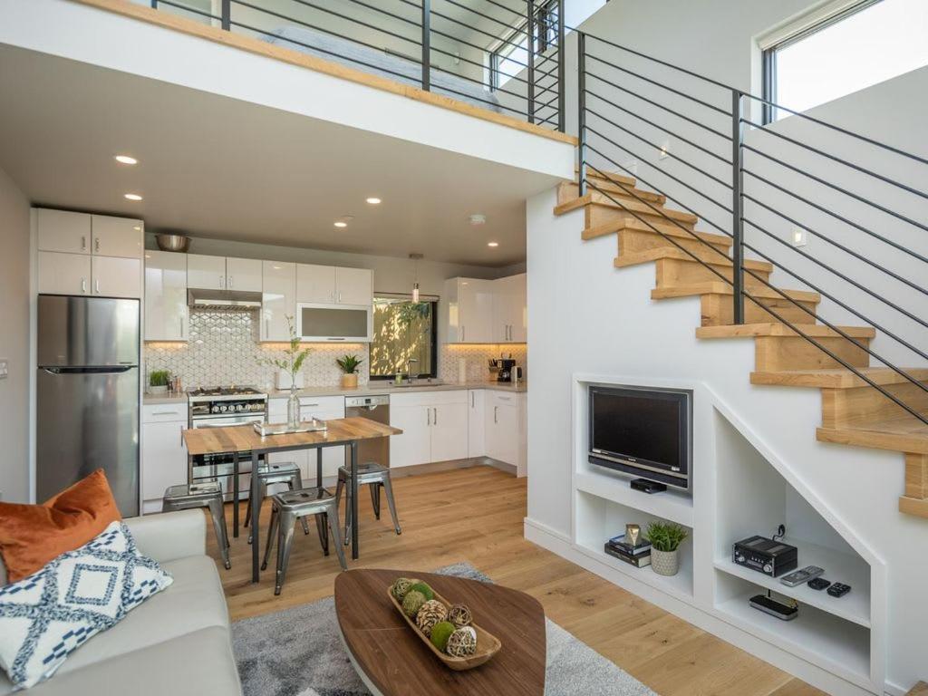 Una cocina o cocineta en Walk to BART & Caltrain Modern Luxury Cottage