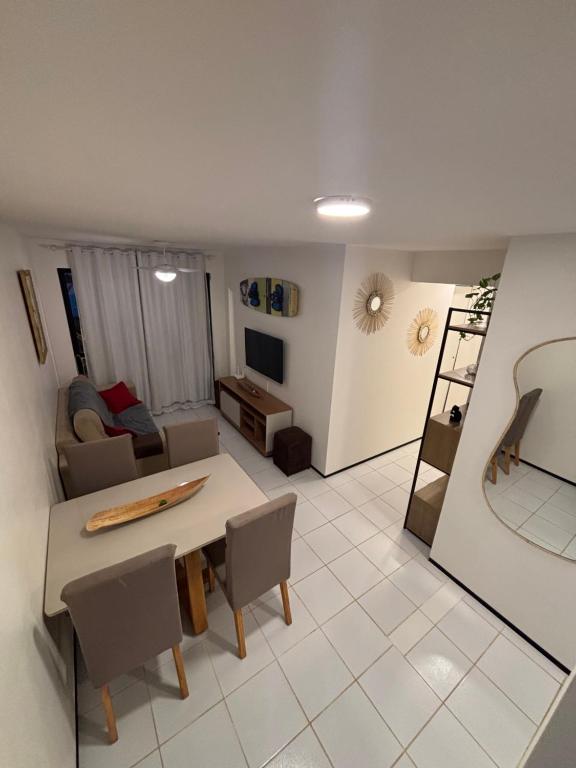 ein Wohnzimmer mit Tisch und Couch in der Unterkunft Appartement à 200 de la mer in Caucaia