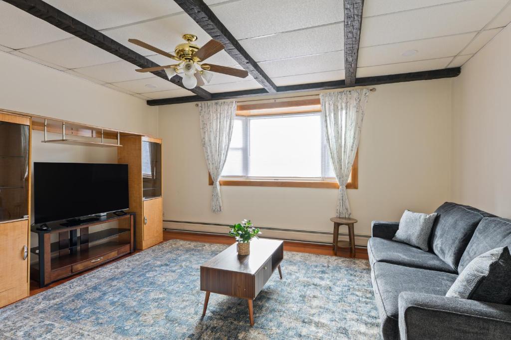 a living room with a couch and a flat screen tv at All-American classic,18 min to Manhattan in Carlstadt