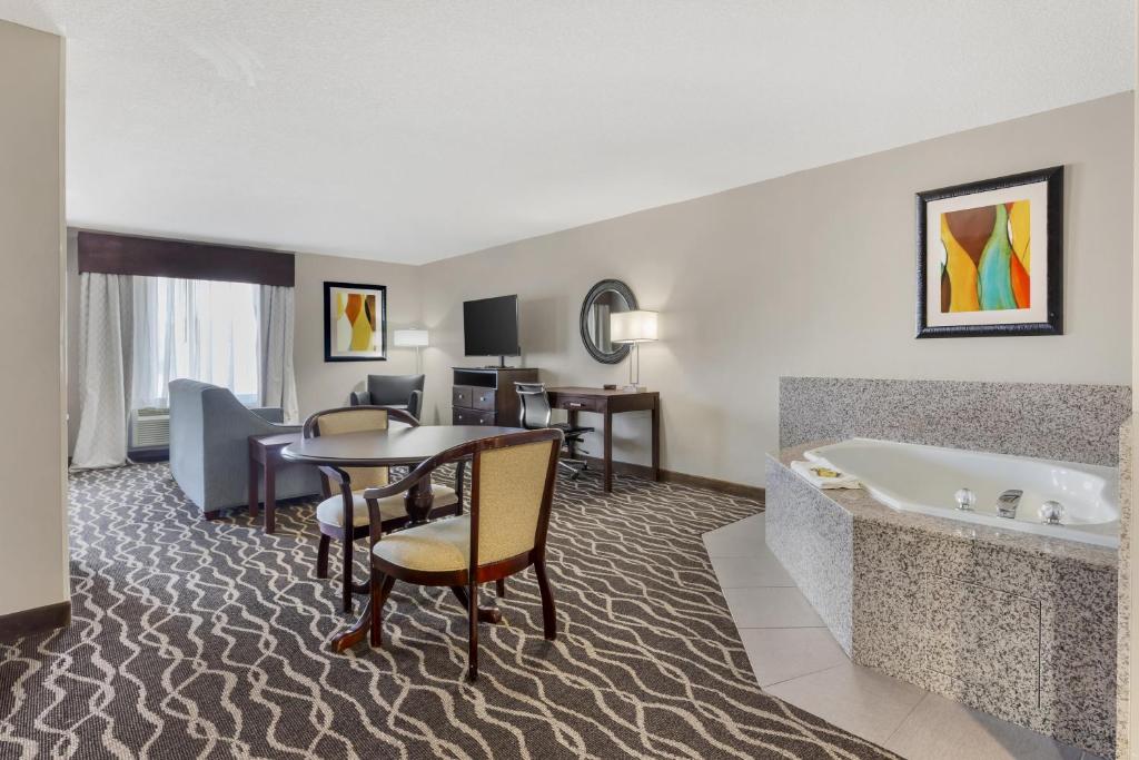 Best Western Plus Suites Greenville - Deluxe King Suite With Spa Bath - Non-Smoking