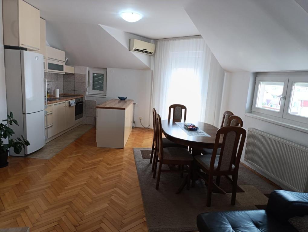 una cucina e una sala da pranzo con tavolo e sedie di Stan na dan Brčko a Brčko