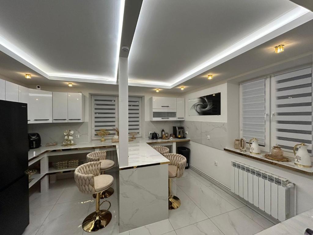 Nhà bếp/bếp nhỏ tại Luksusowa Ekskluzywna willa z sauną,siłownią dużym ekskluzywnym salonem na wyłączność eksluzywny duży dom 2 poziomy-dom nowoczesny styl elegancki 3 łazienki , sypialnia,salon, 2 duże garaże POMYSŁ NA JESIENNO ZIMOWY WYJAZD wolne terminy !!