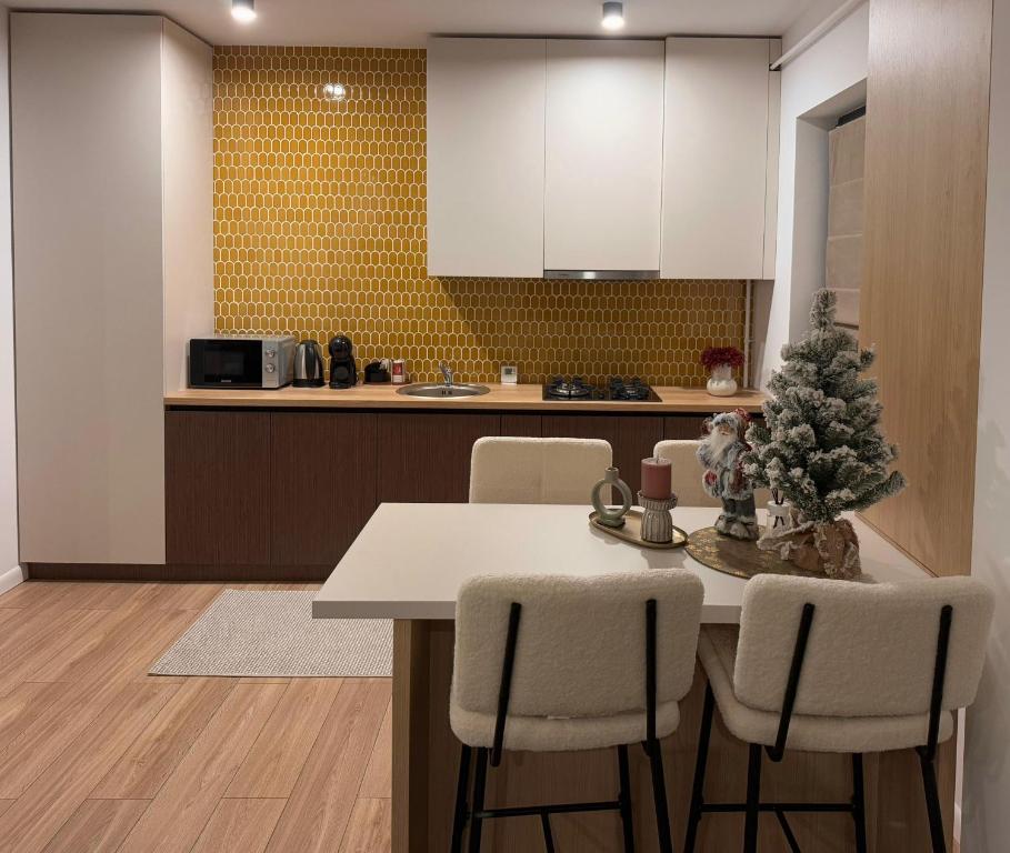 een keuken met een tafel met een kerstboom erop bij No5District Luxury Stay in Craiova
