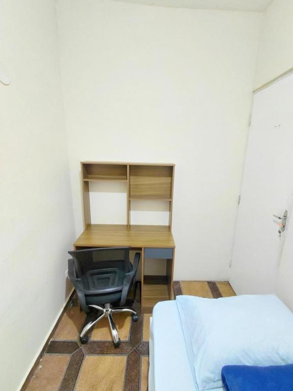 a bedroom with a desk and a bed at Hospedagem Residencial Butantã in Sao Paulo