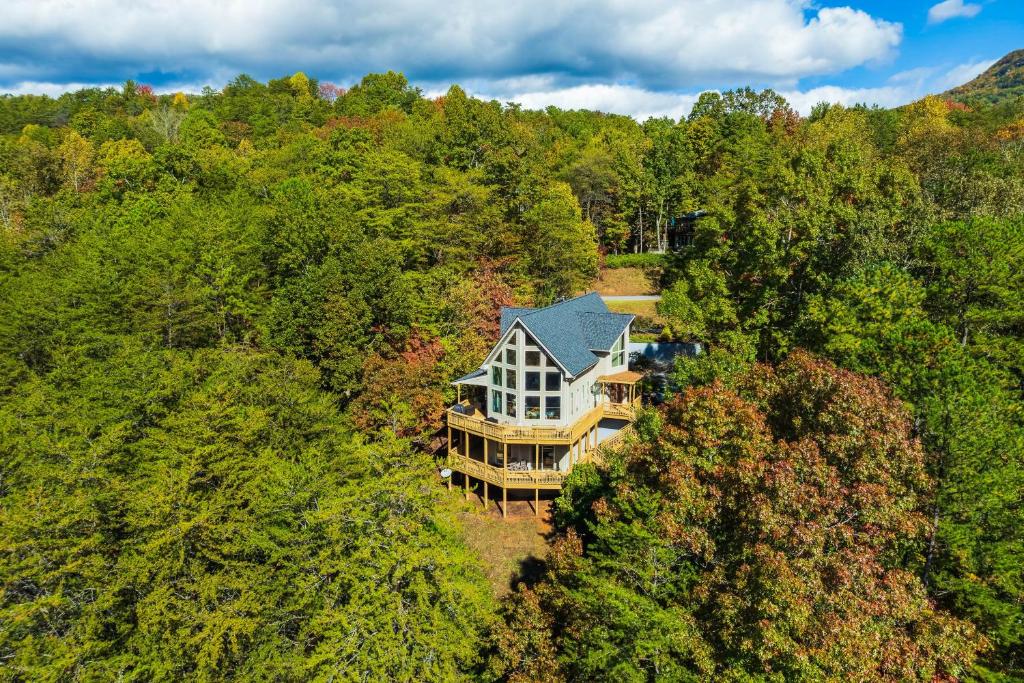 una vista aerea di una casa nel bosco di Mountain View Villa a Lake Lure