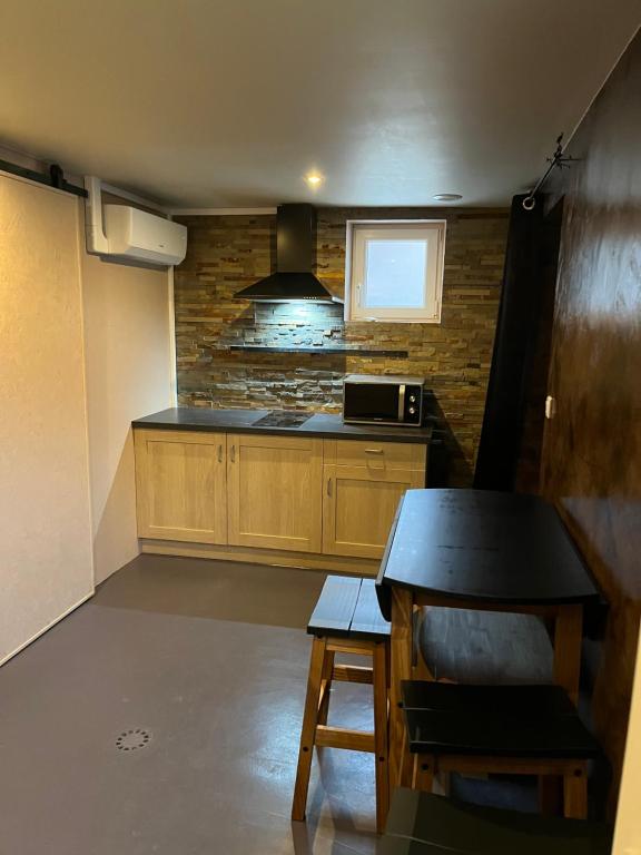 GriesAppartement avec terrasse et jardin partagé的一个小厨房，配有炉灶和微波炉