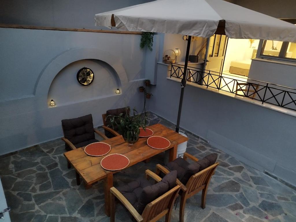 Moschato modern cozy apartment with private yard
