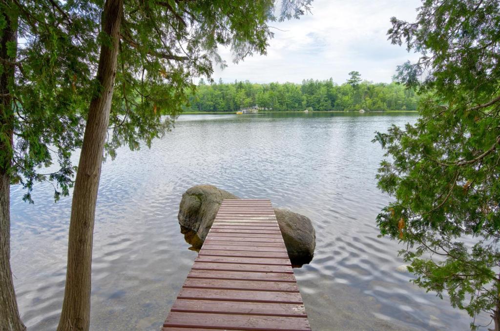 Getogether Pines Lakeside Cabin Resort - Estudio Con Cama Grande