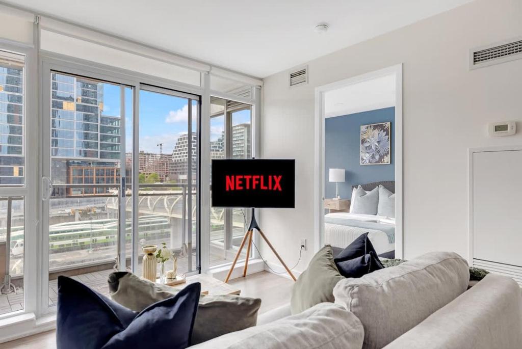 Un televizor și/sau centru de divertisment la Modern 3BR Condo Heart of Entertainment District