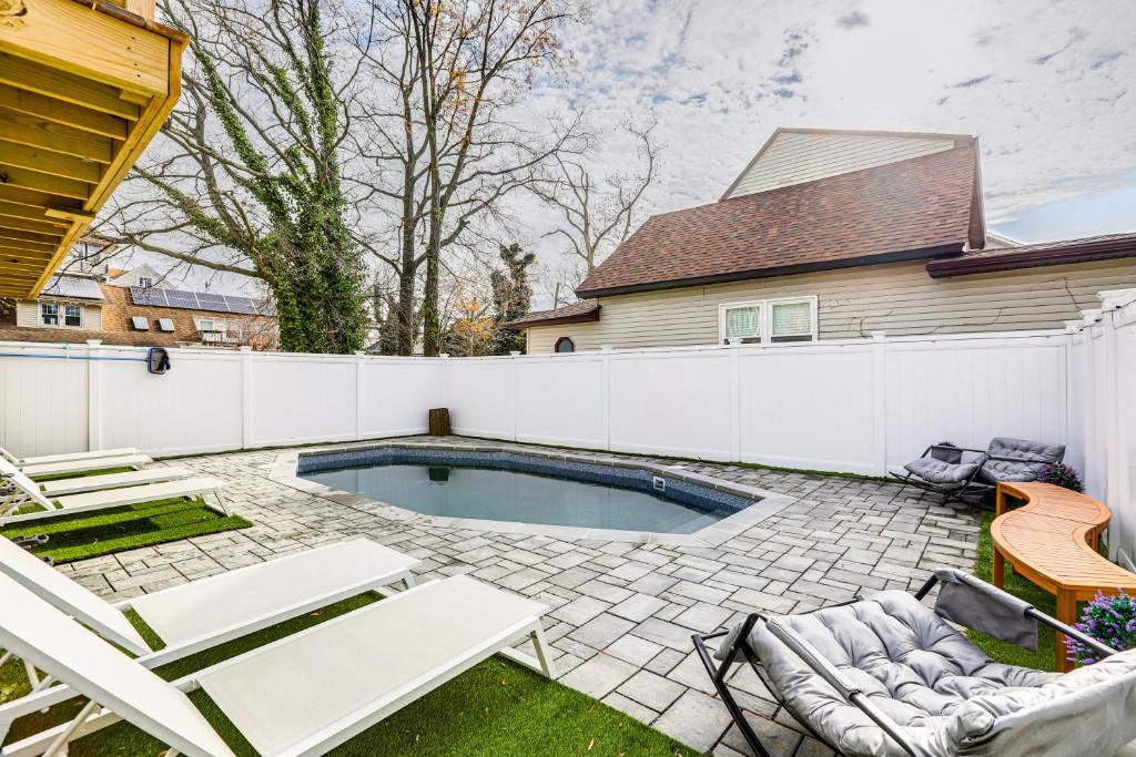 Πισίνα στο ή κοντά στο Walk to Keansburg Beach! Family Home with Pool