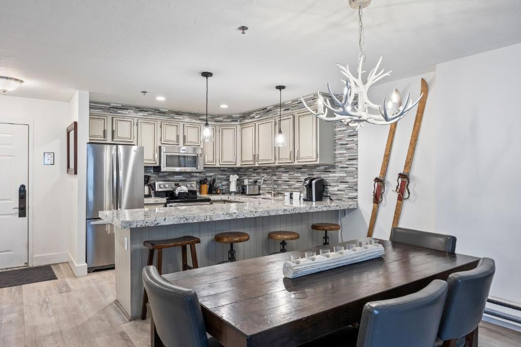 Köök või kööginurk majutusasutuses Unbeatable Location, Sleeps 4, 1 min walk to Ski & Bike Access, Shared Hot Tub, Walk to Main Street