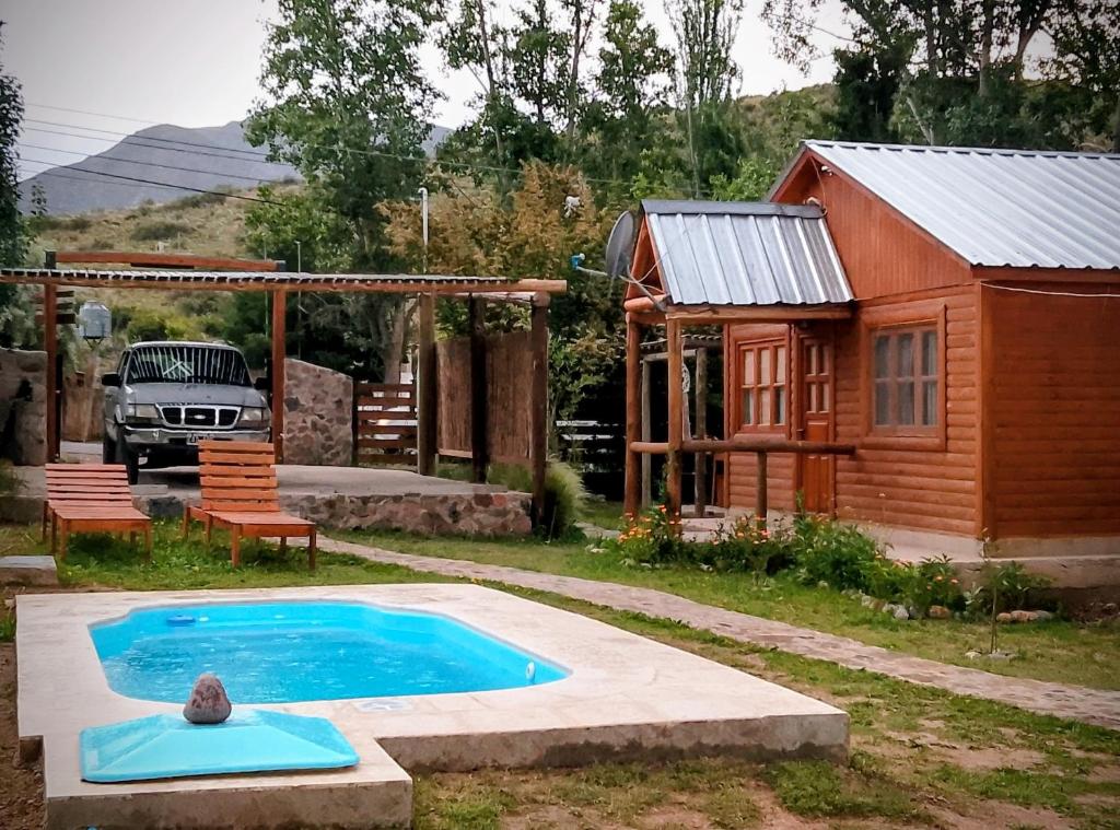 ein kleines Haus mit Pool und Schuppen in der Unterkunft Cabañas Rowal Malbec Potrerillos in Potrerillos