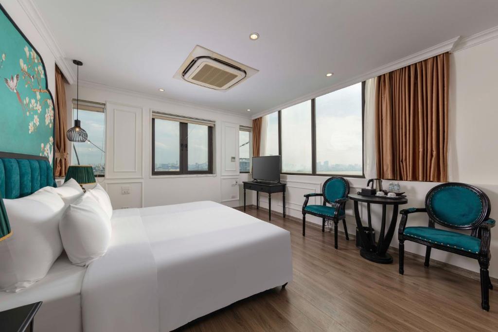 Giường trong phòng chung tại Azen Lakeside Hotel & Travel