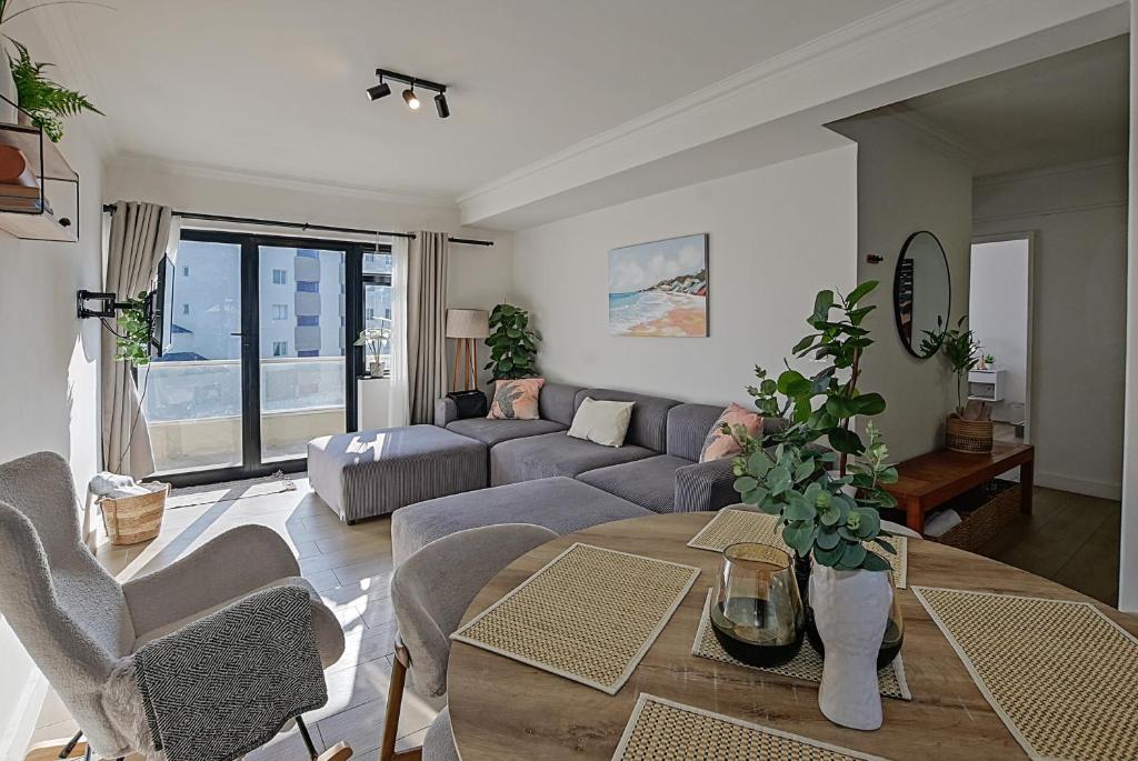 Et opholdsområde på Spacious Beach Apartment with Sea & Ocean View