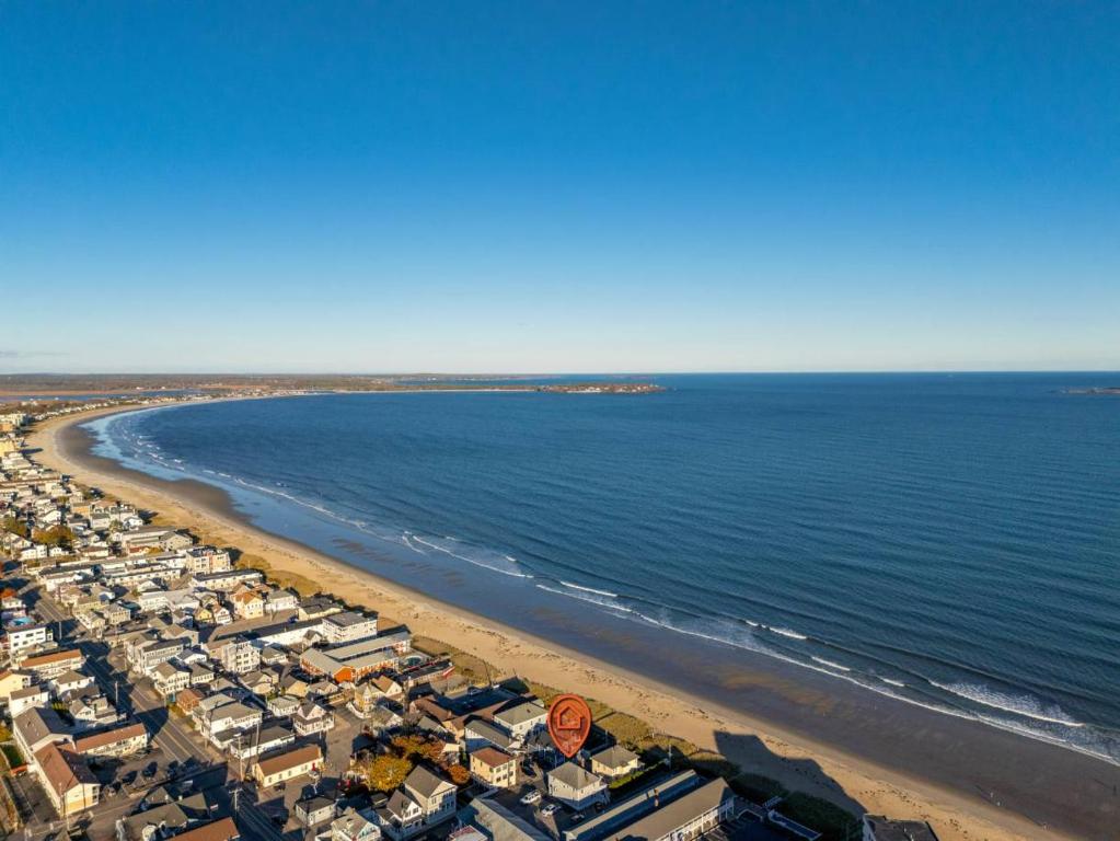 an aerial view of a beach and the ocean at Danemead Cottage - For 10ppl in Old Orchard Beach