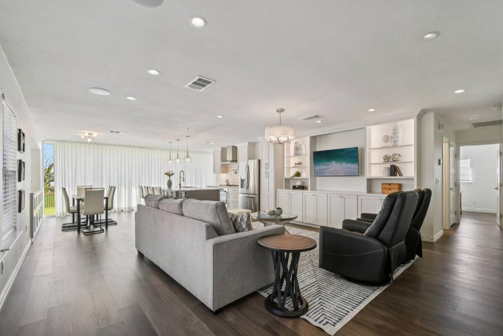 un soggiorno con divano e sedie e una cucina di Round Rock Lakeside Retreat a Round Rock