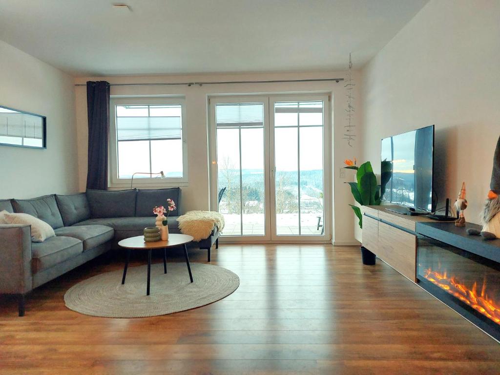 TV a/nebo společenská místnost v ubytování Ferienwohnung Sauerland Winterberg mit Traumhaftem Blick ins Tal