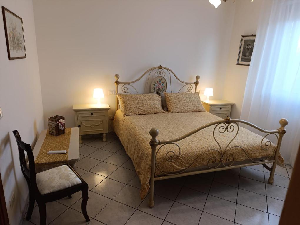 Una cama o camas en una habitación de Book Nook Pisa, vicino all'Ospedale di Cisanello e all'Aeroporto, parcheggio privato a disposizone