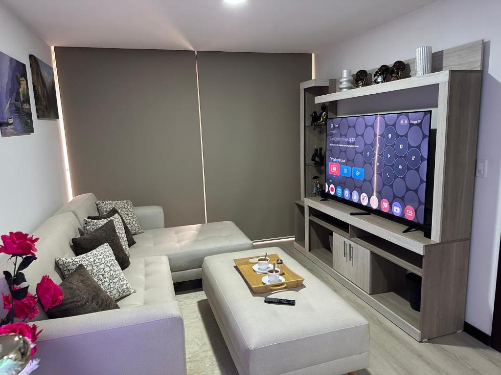 Телевизор и/или развлекательный центр в Modern and cozy with pool apartment