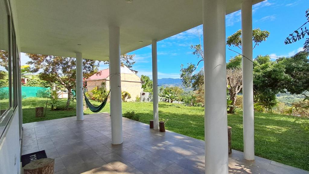 LamasVista Hermosa Lamas的房子空荡荡的门廊，可以看到院子。