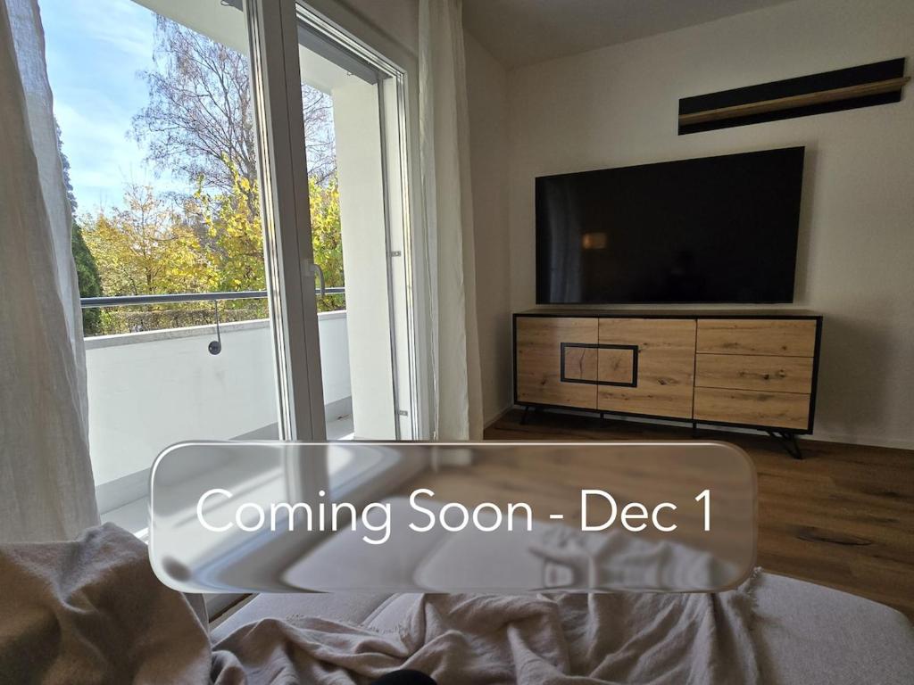 salon z telewizorem i dużym oknem w obiekcie Urban Comfort, Zurich Airport - By River Glatt w mieście Opfikon