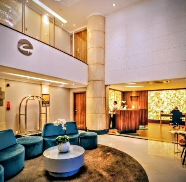 eine Lobby mit blauen Stühlen und einem Tisch in einem Gebäude in der Unterkunft Hotel Signature Clarion BLUE - Luxury Veranda Edition - by PluXstay in São Paulo