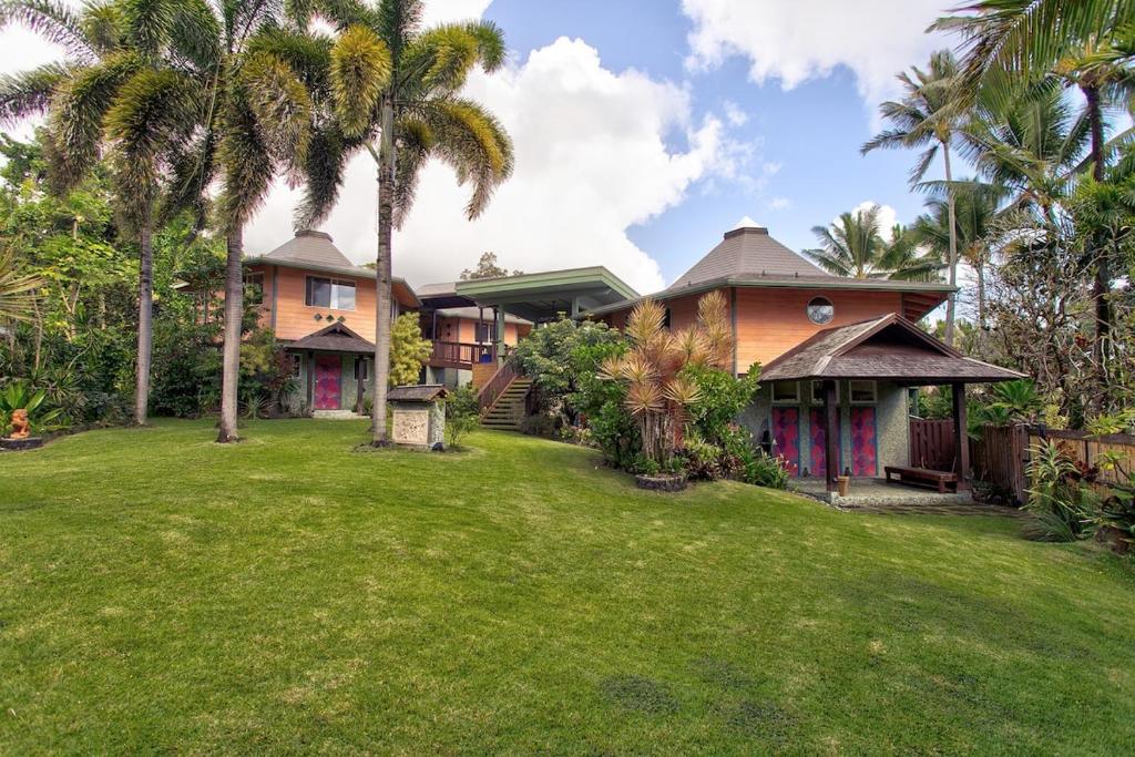 Κήπος έξω από το Balinese Beach House With Pool