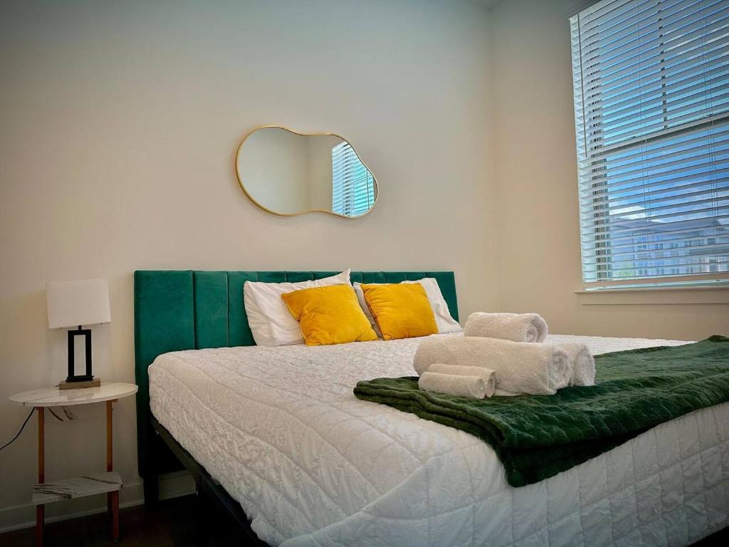 Ένα ή περισσότερα κρεβάτια σε δωμάτιο στο Modern WorkerFriendly Washer PoolGym Wifi