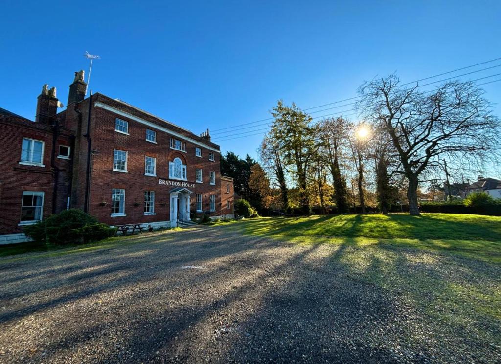 una calle vacía frente a un edificio de ladrillo en Brandon House, en Brandon