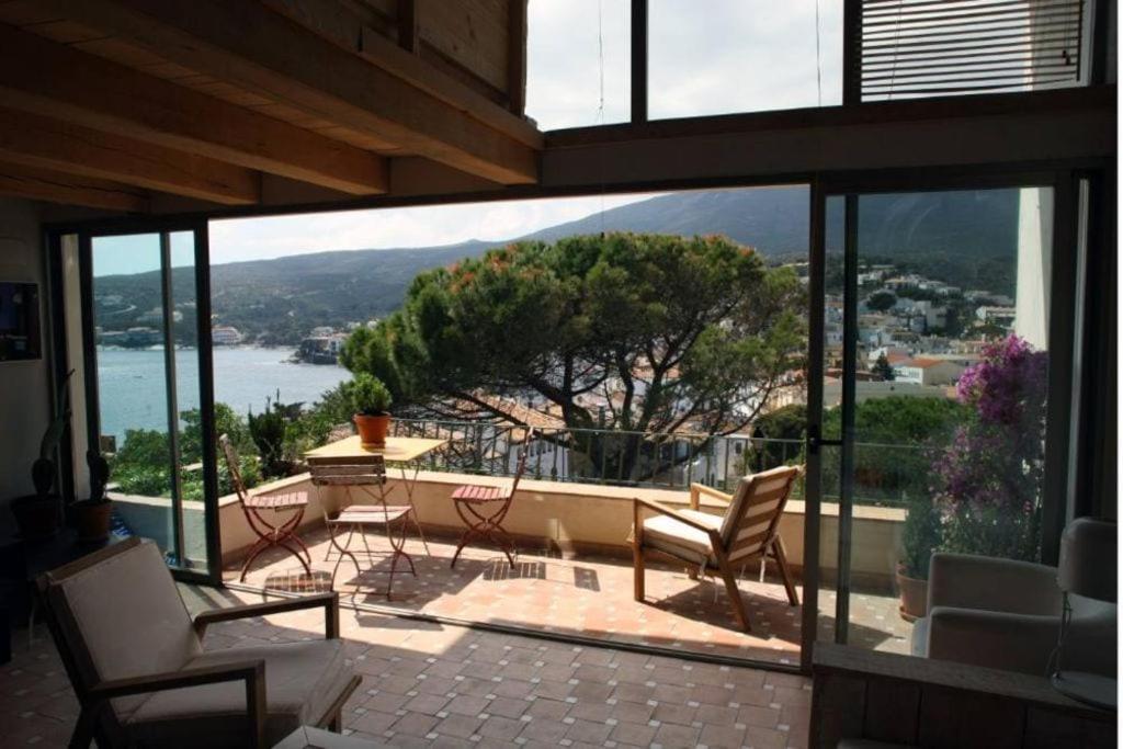 una casa con balcón con vista al agua en Cadaqués Wonderful views central and calm tree house, en Cadaqués