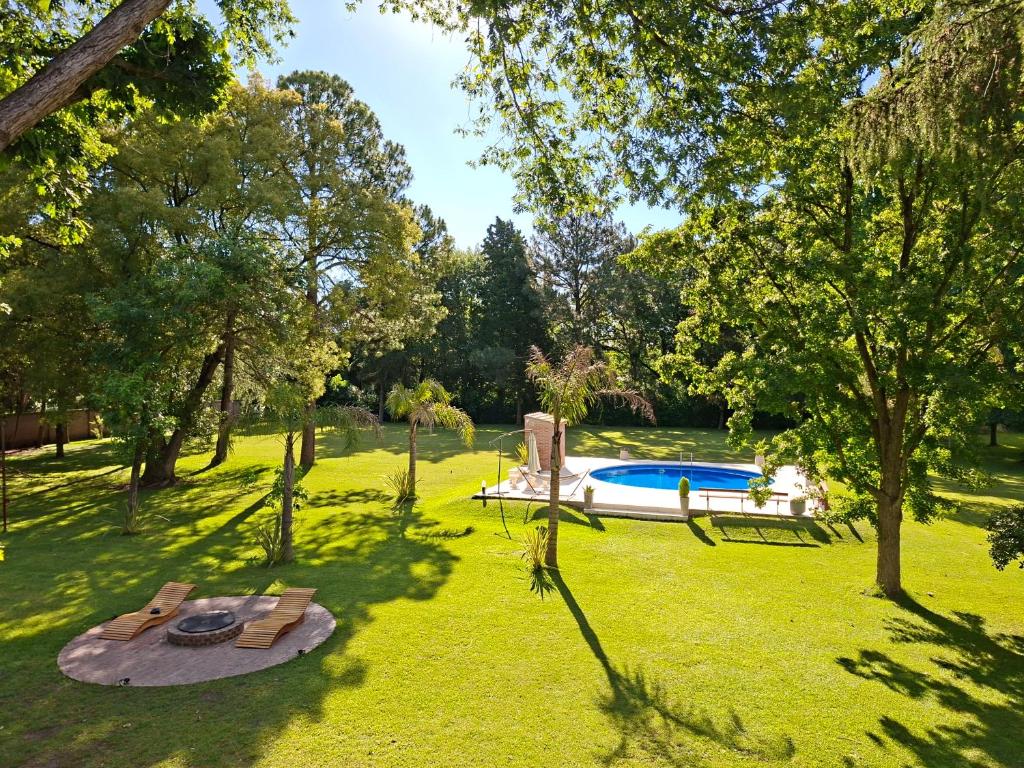 un'immagine di un cortile con piscina di Los horneros a General Rodríguez