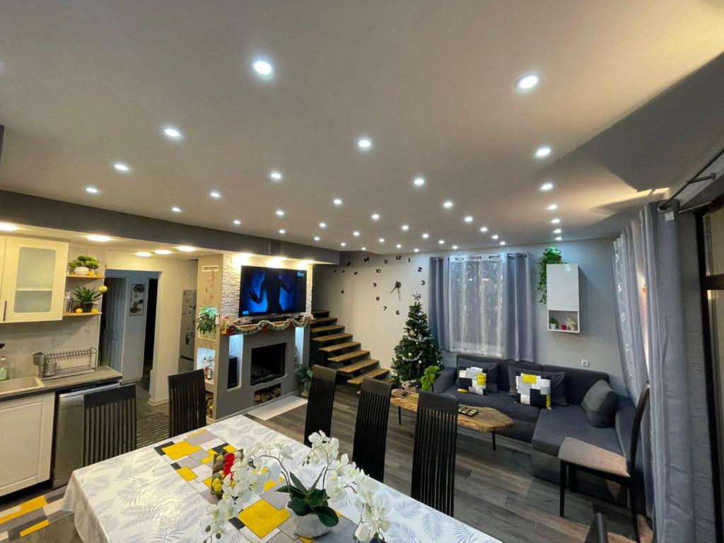 una cucina e un soggiorno con sala da pranzo di къща Горски чар a Beli Osam