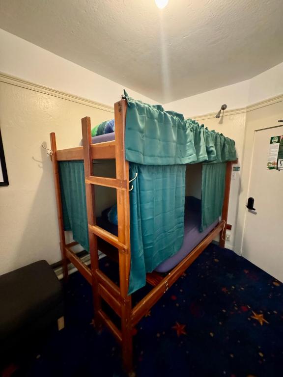 Green Tortoise Hostel - 