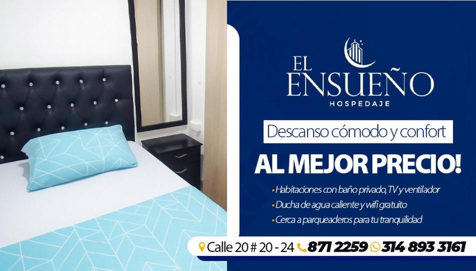 uma placa de hotel com uma cama e um travesseiro em El ensueño em Manizales