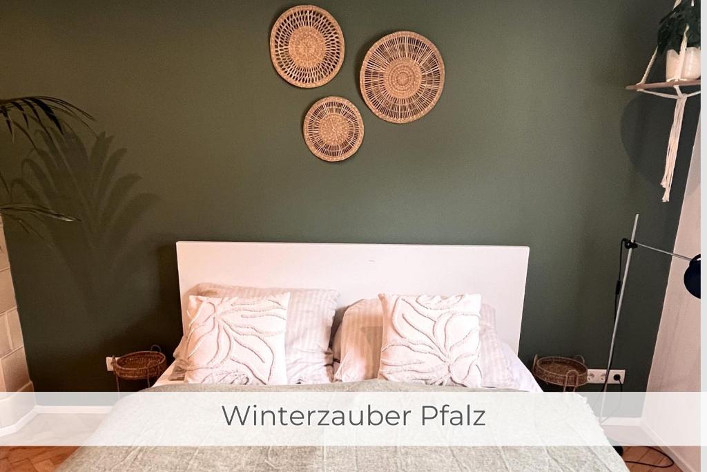 Postel nebo postele na pokoji v ubytování Ferienwohnung "Hannes & Toni", Urlaub in der Pfalz, S-Bahn 2 Min, WLAN & Parkplatz kostenlos, hundefreundlich