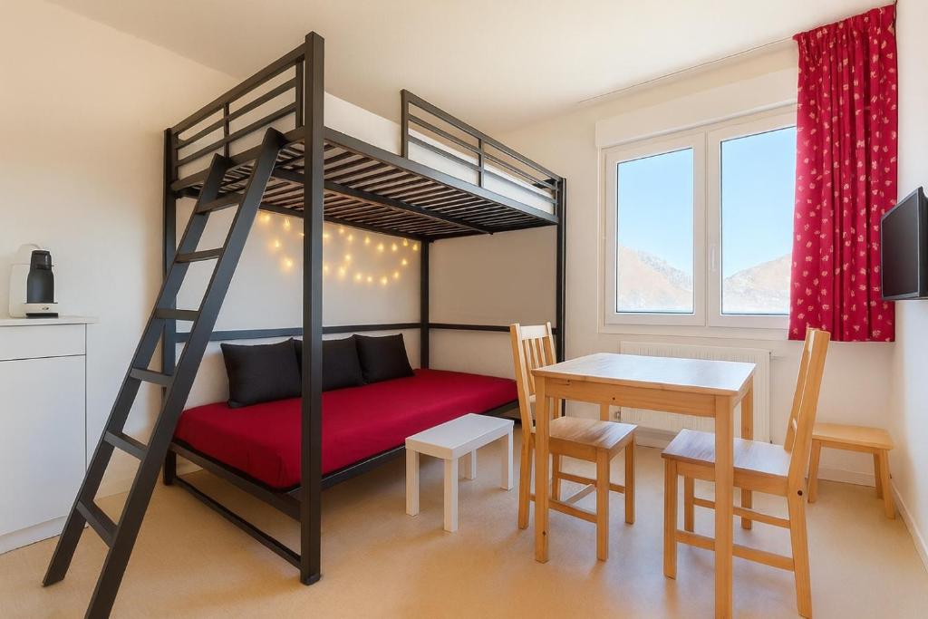 Postel nebo postele na pokoji v ubytování Exceptionnel Studio Le petit dortoir wifi parking gratuit vue incroyable sur le pic au pied des pistes de superdevoluy