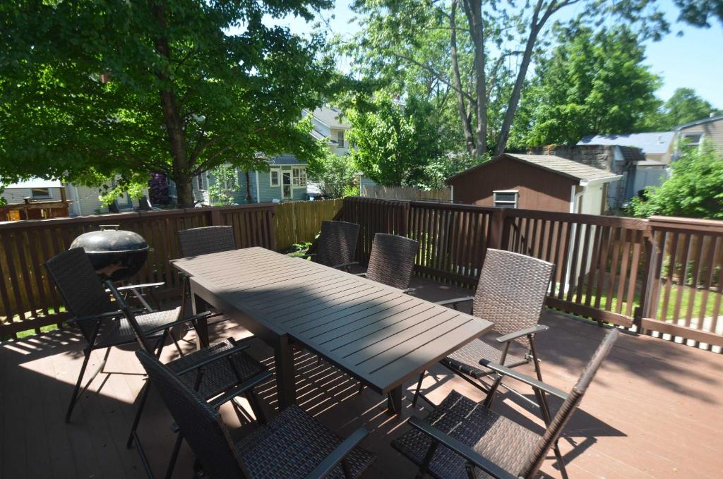 Balkón nebo terasa v ubytování Spacious 3 Family, Parking, Laundry, BBQ, RU, RWJ