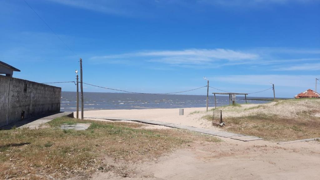 una strada sterrata vicino all'oceano su una spiaggia di Casa playa Lago Merin a Lago Merin