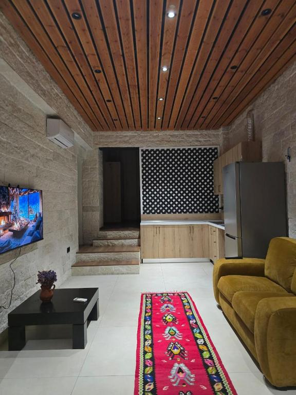 ein Wohnzimmer mit Sofa und Fernseher in der Unterkunft stefanias apartment in Tirana