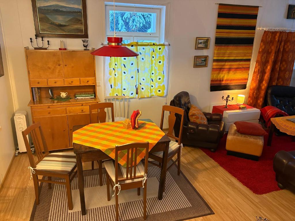 Posezení v ubytování Lapinkangas Yksiö 60m2 paritalossa, oma piha ja sauna