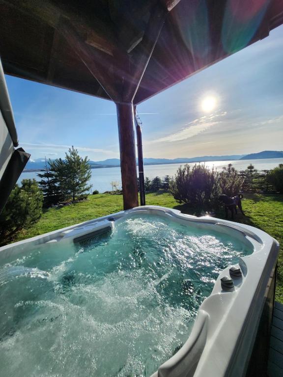 a jacuzzi tub with a view of the ocean at Zrub JESPER in Liptovský Trnovec