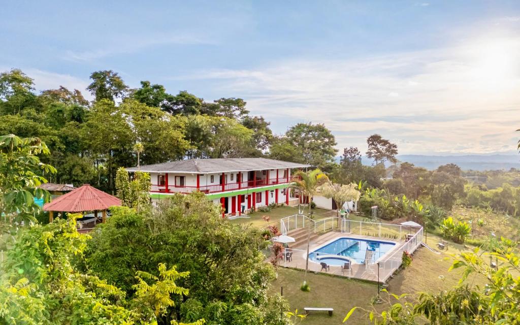 eine Luftaufnahme eines Hauses mit Swimmingpool in der Unterkunft Finca Hotel Resplandor Quindiano - Eje Cafetero Quindío in Montenegro