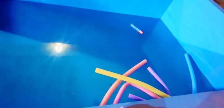 Ein Haufen bunter Drähte lag neben einem blauen Tisch. in der Unterkunft Casa Campo Umi in Villa Sarmiento